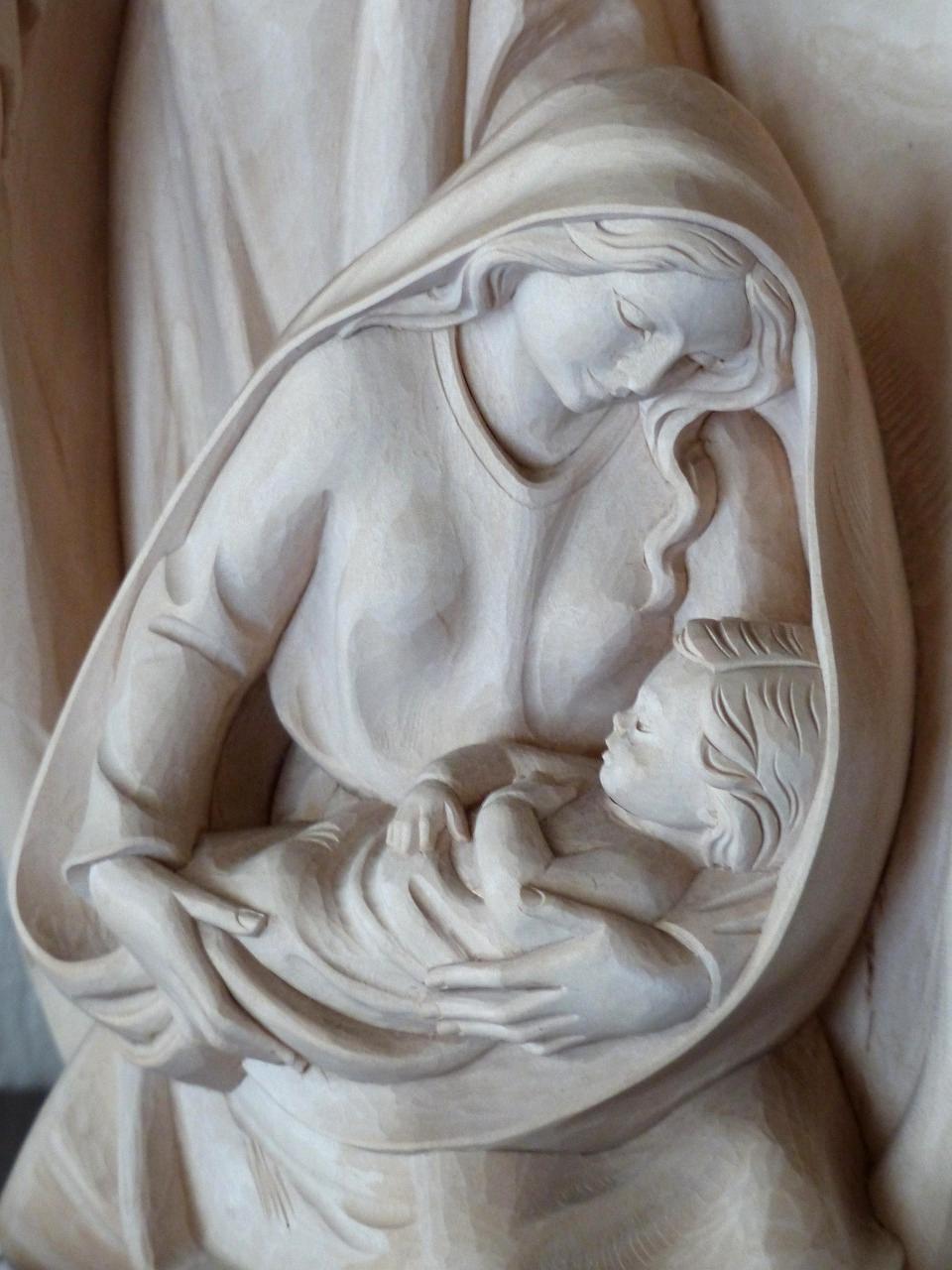 Ręcznie robiona drewniana rzeźba