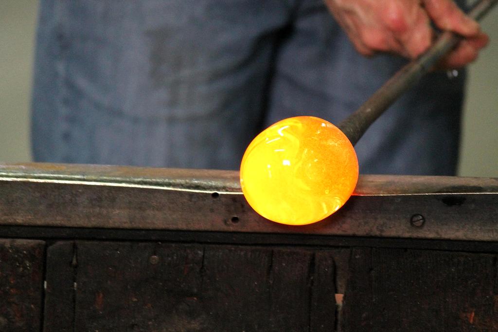 Wyroby rękodzielnicze ułożone na stole warsztatowym